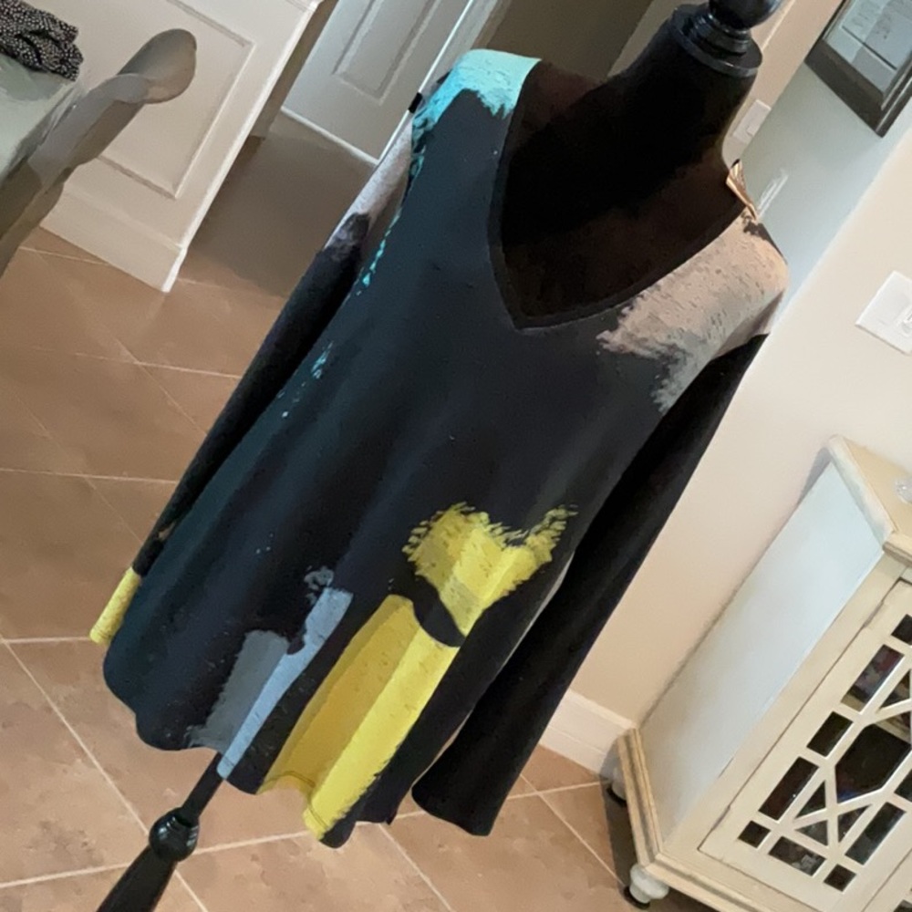 VOLT DESIGN lightweight knit tunic length top, v neck, size 4 (L)